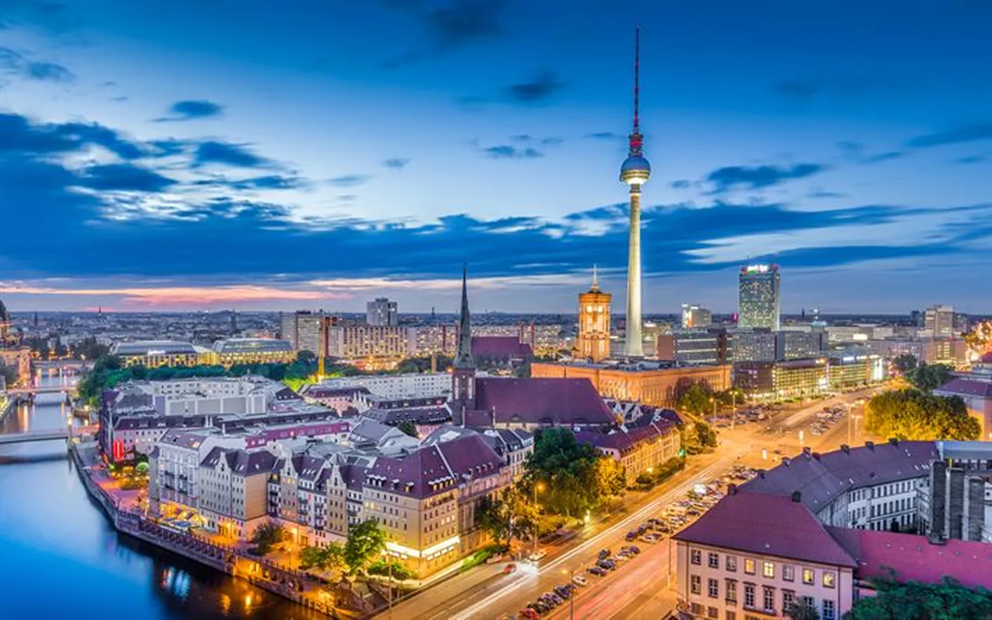 Berliner Skyline mit Fernsehturm am Abend